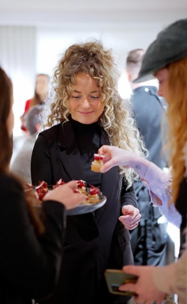 Professionele horecamedewerker van Chefs Connect aan het werk in Tilburg